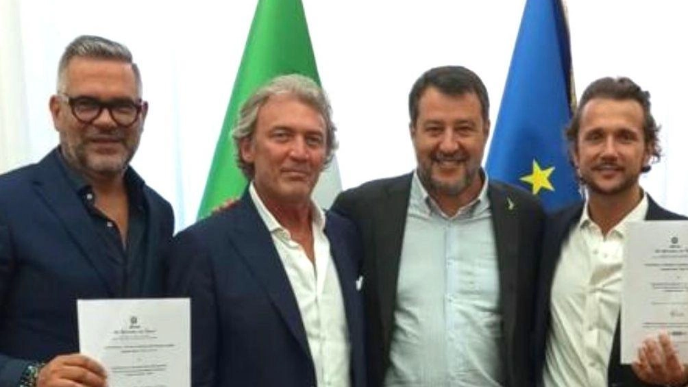 

Taxi gratis all'uscita dalle discoteche a Roma e Siena: firma con Salvini