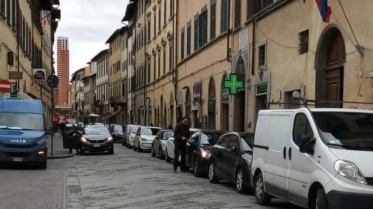 Via Roma da lunedì riapre alle auto Il Comune va incontro ai negozi Via Roma da lunedì riapre alle auto Il Comune va incontro ai negozi