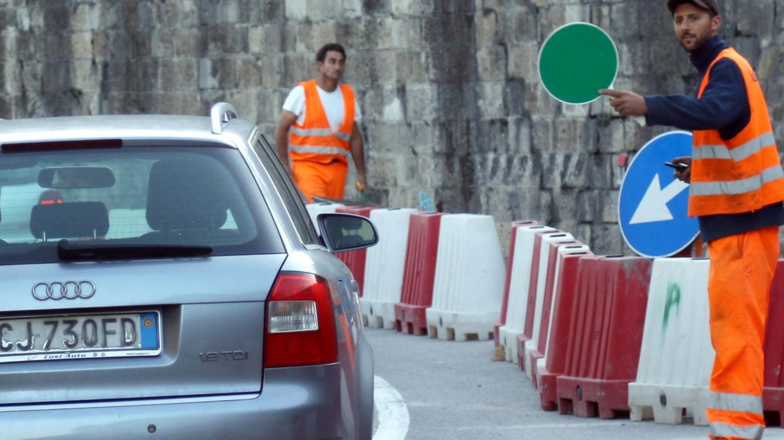 Manto stradale e muri perimetrali. Il nuovo volto di via Fontelucente Manto stradale e muri perimetrali. Il nuovo volto di via Fontelucente