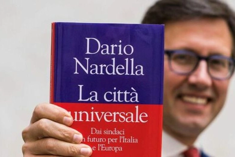 Il sindaco di Firenze, Dario Nardella, con il suo libro