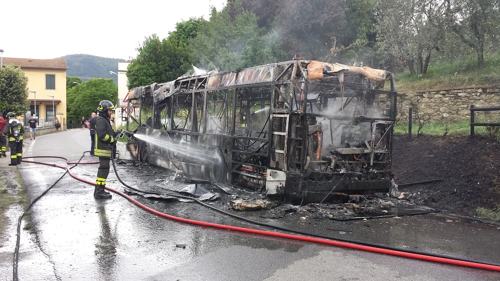L'autobus della Cap incendiato a Santa Cristina a Mezzana