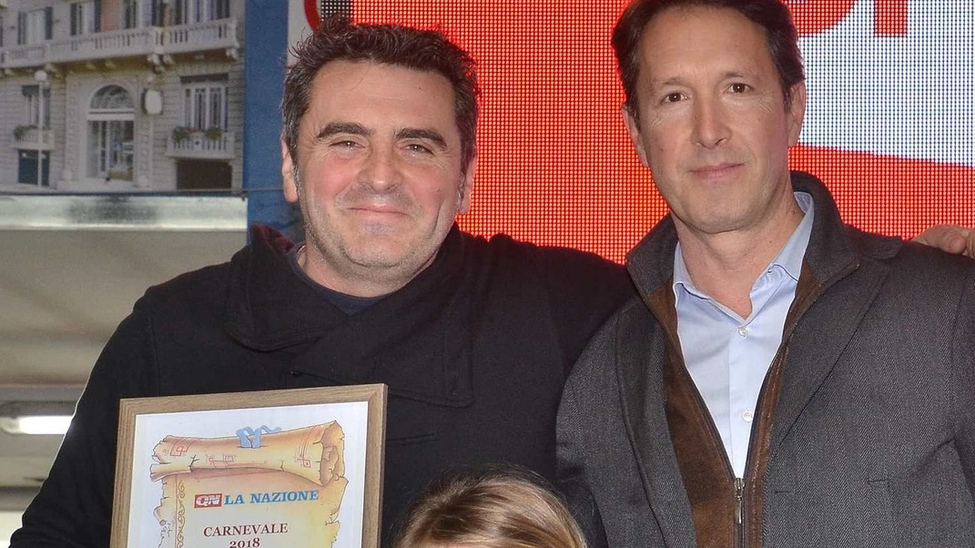 Il caposervizio della redazione, Remo Santini, consegna il premio Valleroni 