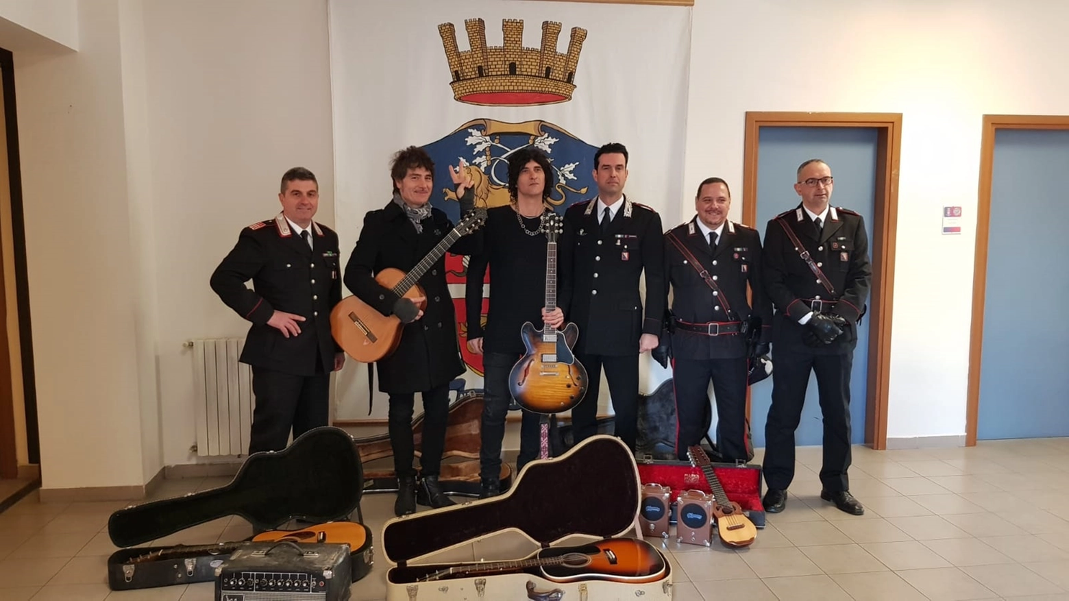 I Negrita con i carabinieri ricevono le chitarre rubate