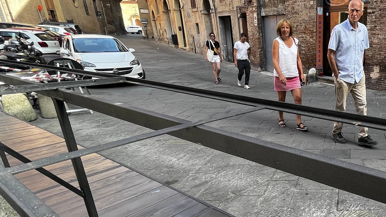 Il proprietario: "L’ho montato perché ero convinto di avere i permessi, spero ancora in un dialogo"