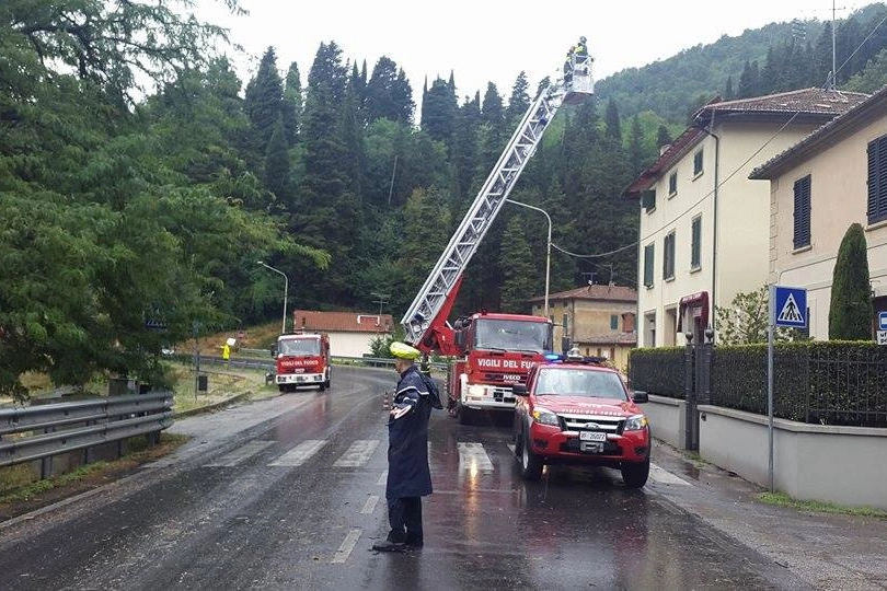I vigili del fuoco in Valbienzio (foto della pagina Fb Cantagallo per noi)