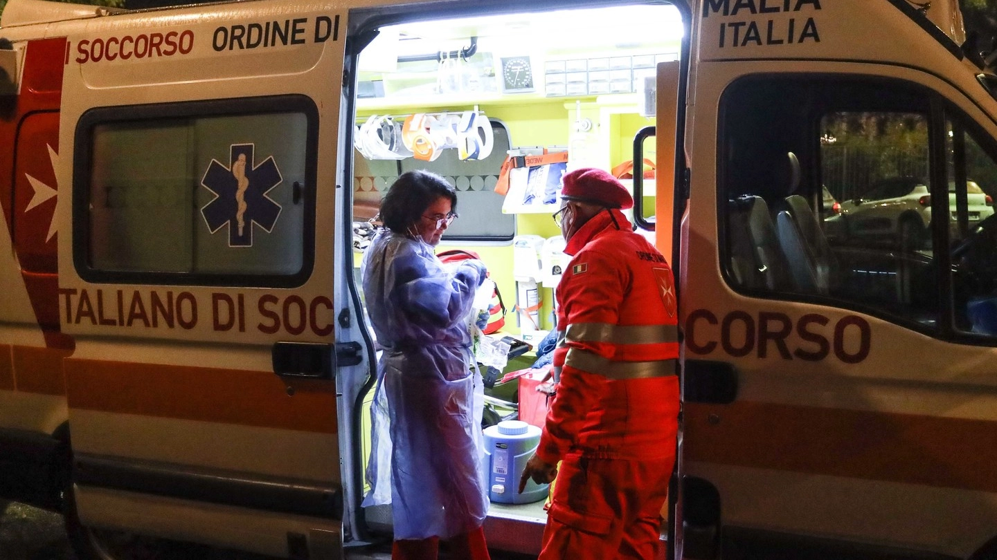 L’uomo a bordo dell’auto, un operaio di 50 anni, si è fermato prontamente per soccorrere il ragazzo. La situazione è apparsa da subito critica L’uomo a bordo dell’auto, un operaio di 50 anni, si è fermato prontamente per soccorrere il ragazzo. La situazione è apparsa da subito critica