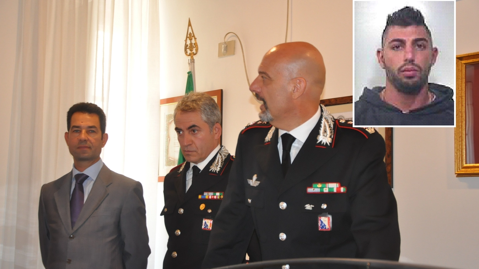 I carabinieri illustrano l'operazione 'Non stop'; nel riquadro, l'arrestato