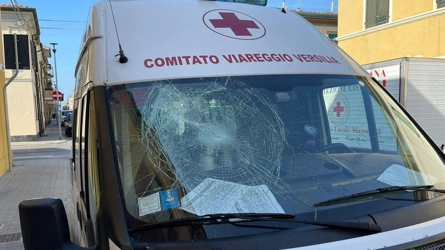 Vetro rotto in un'ambulanza della Croce Rossa (Foto social Croce Rossa)