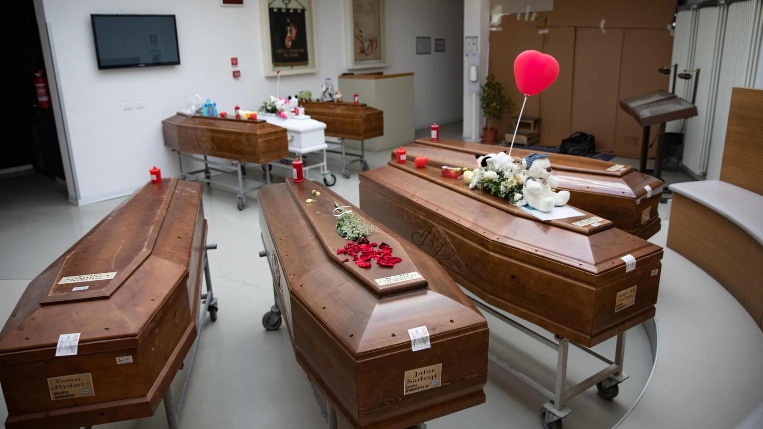 "Commiato" a Capezzano . Bene il caro estinto. Male il carro funebre "Commiato" a Capezzano . Bene il caro estinto. Male il carro funebre