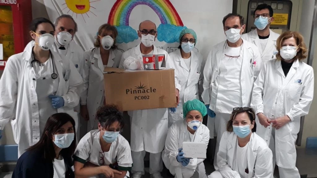 La consegna di dispositivi sanitari da parte dell'Andrea Bocelli Foundation
