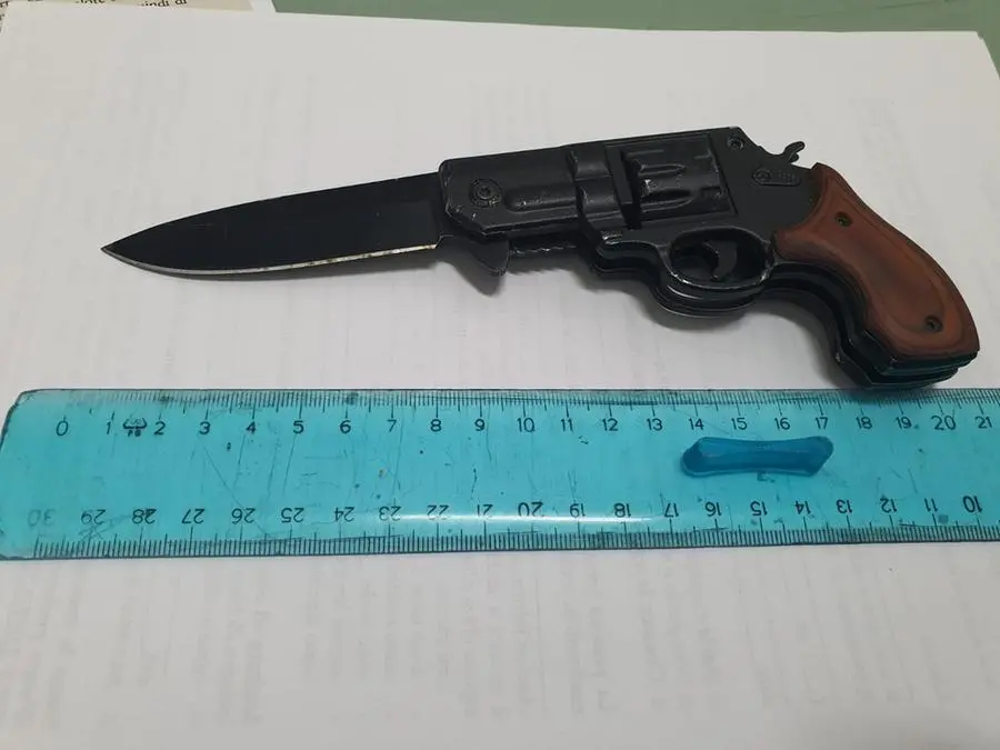 Fermato nella notte un minorenne con una pistola-coltello