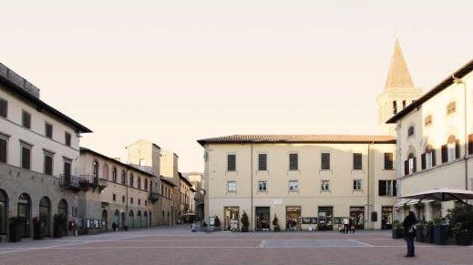 Piazza Berta si colora di rosso Il progetto parte tra le polemiche Piazza Berta si colora di rosso Il progetto parte tra le polemiche