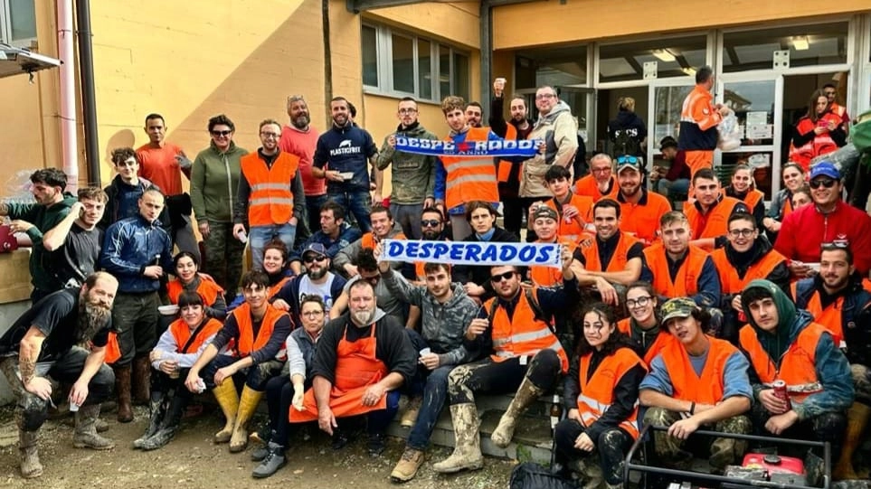 Anche gli ultras dell'Empoli a spalare fango tra Stabbia e Fucecchio Anche gli ultras dell'Empoli a spalare fango tra Stabbia e Fucecchio