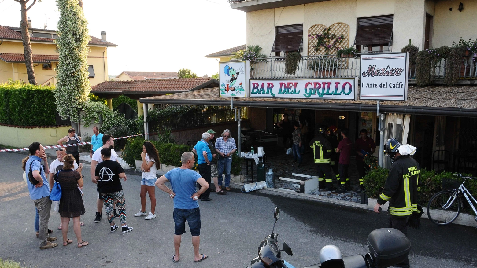 Il Bar del Grillo dove è avvenuta l'esplosione (foto Paola Nizza)
