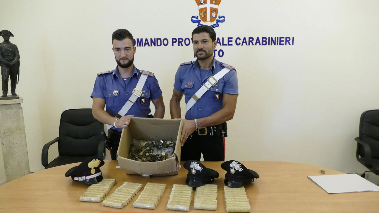 Le monete false sequestrate dai carabinieri (foto Attalmi)
