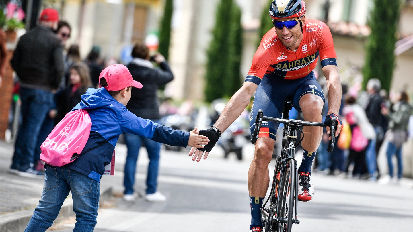 Giro d'Italia, il via da Vinci: Nibali dà il 5 a un baby tifoso (foto LaPresse)