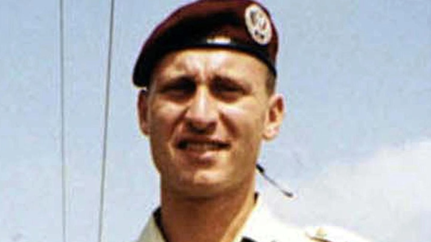 Emanuele Scieri, l’allievo paracadutista trovato morto in caserma a Pisa nel 1999