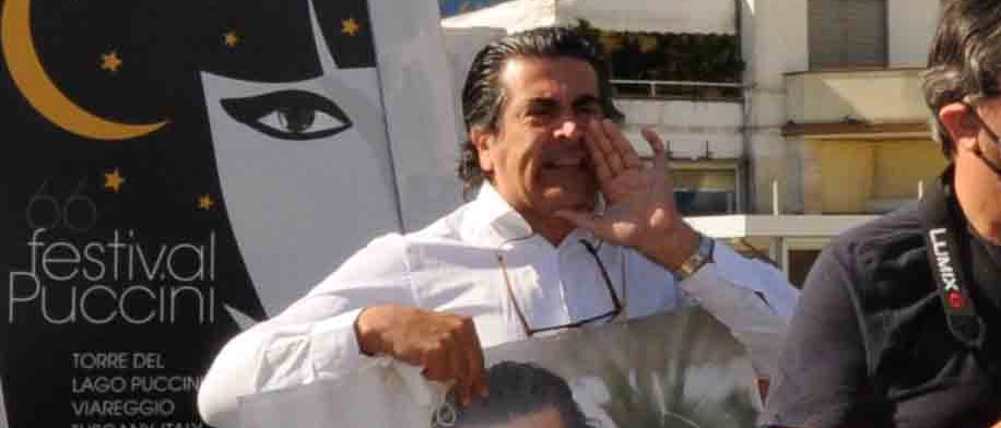 Il maestro Veronesi contesta Salvini in piazza: "Vergogna"
