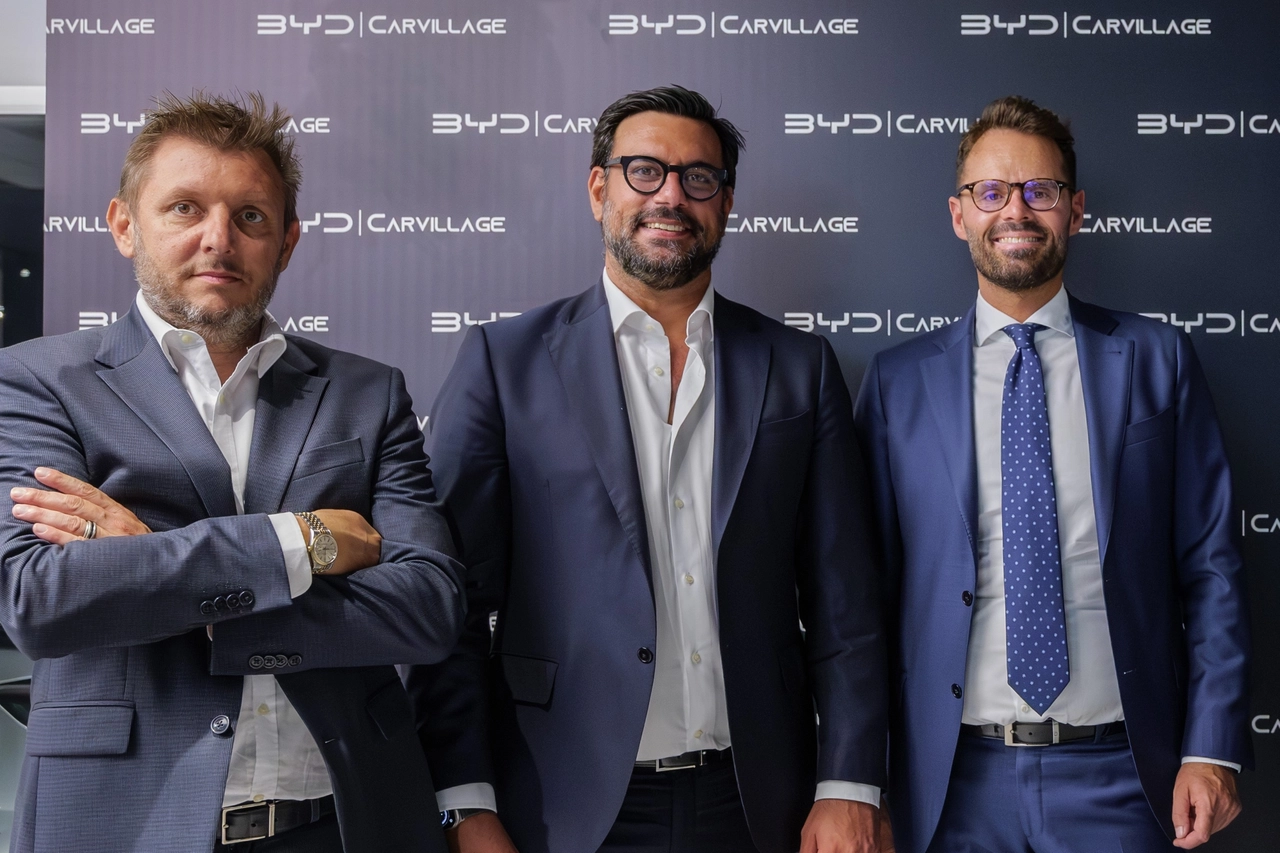 Da sinistra Alessandro Berni (Regional Sales Manager BYD), Gianmaria Adamo (Country Manager di BYD Italia e Israele), Alberto Catania (Presidente e AD Car Village)