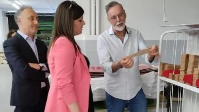 Le eccellenze incontrano la Regione Il tour della Nardini sul territorio "Non lasceremo sole le imprese" Le eccellenze incontrano la Regione Il tour della Nardini sul territorio "Non lasceremo sole le imprese"