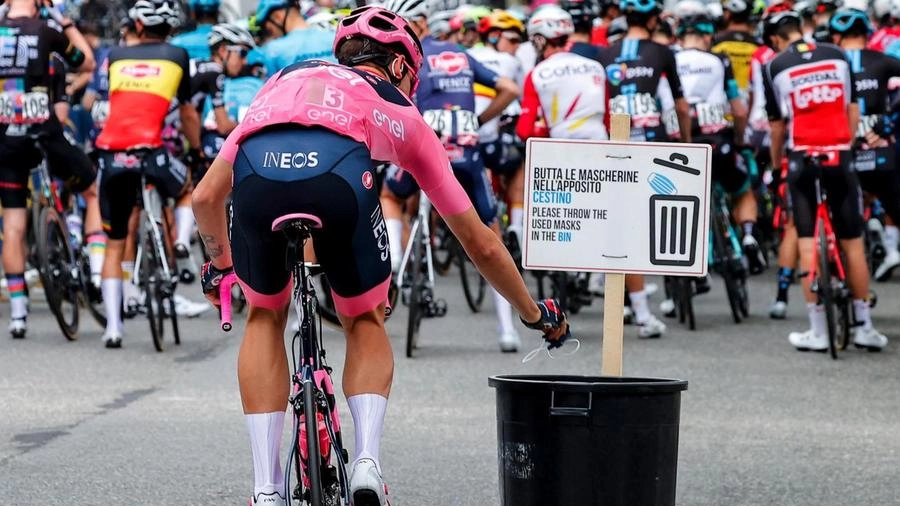 Giro d'Italia, Filippo Ganna con la maglia rosa (Ansa)
