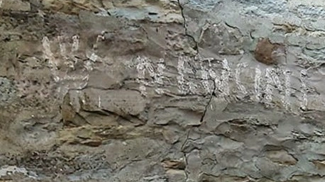 La scritta sul muro in pietra della casa