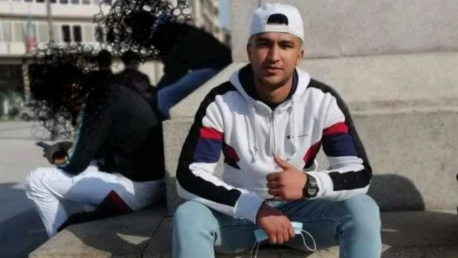 Ilyes Amri, 25 anni, tunisino, è stato ucciso a coltellate venerdì notte in piazza Vittorio Emanuele, pieno centro storico di Pisa