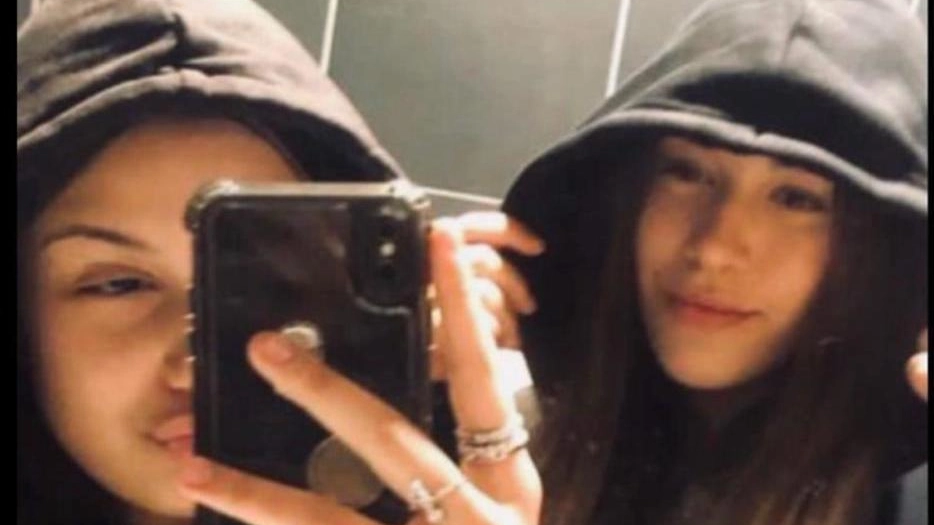 Un selfie di Ana Tuja, di 15 anni, e dell’amica Nika Mishko (16), due delle vittime