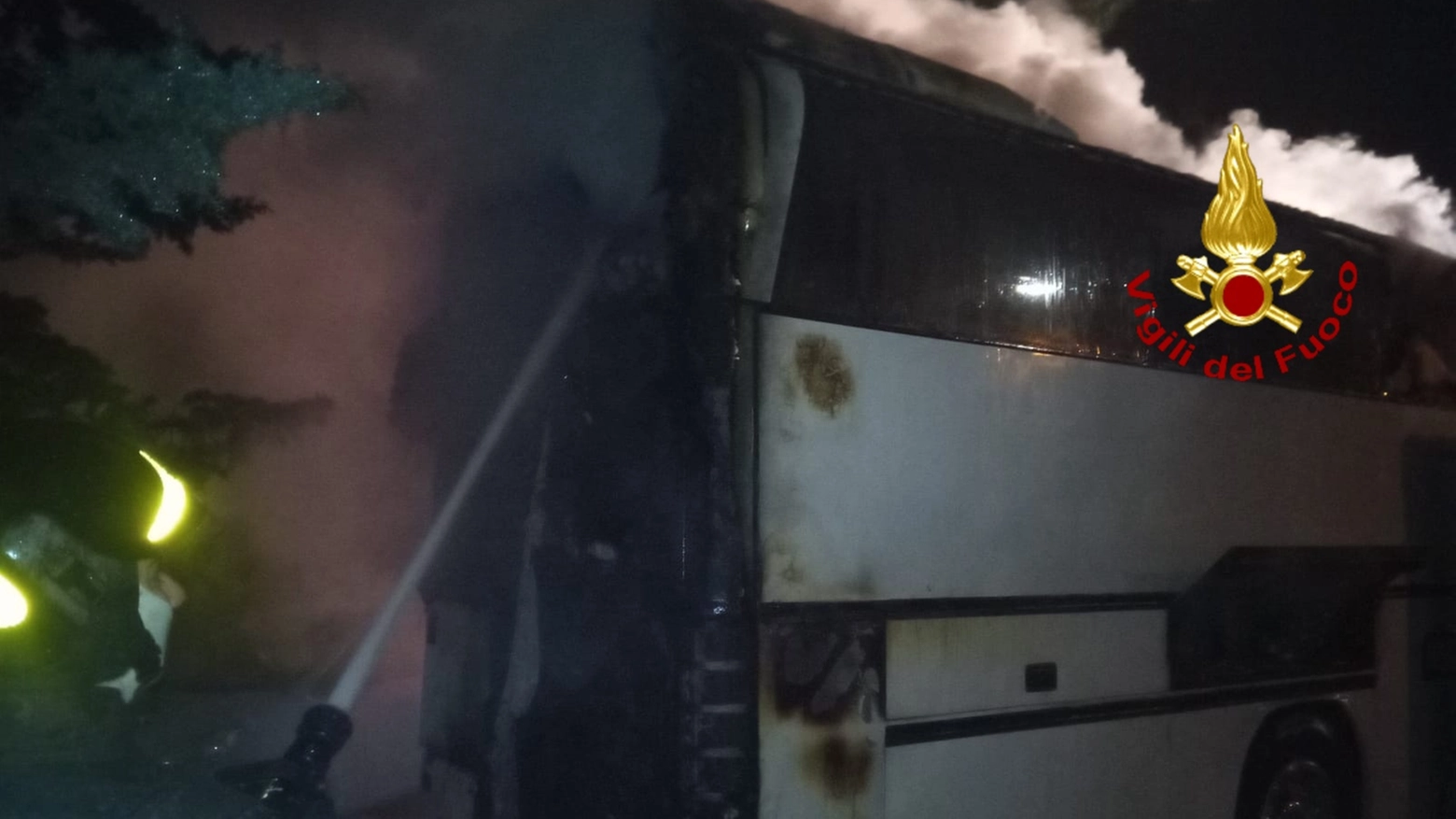 L'autobus in fiamme a Poggio a Caiano