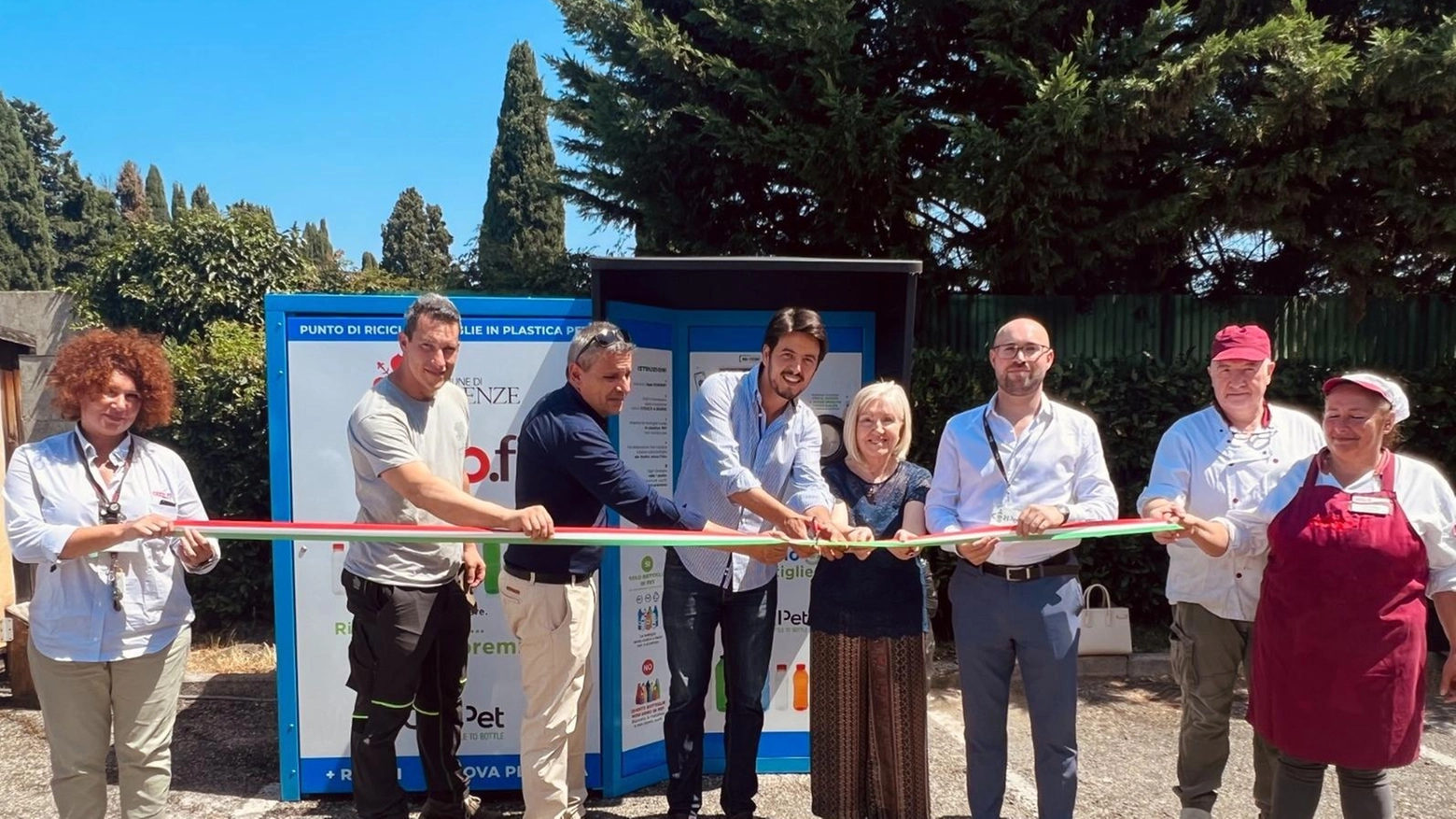 La plastica diventa amica  Arriva l’eco compattatore  Taglio del nastro alla Coop