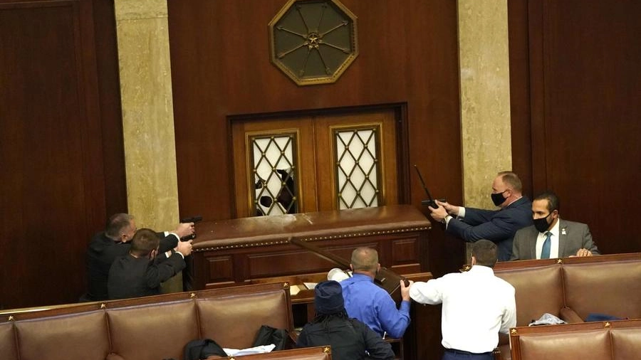 Agenti del Secret Service difendono l'aula della Camera (Ansa)