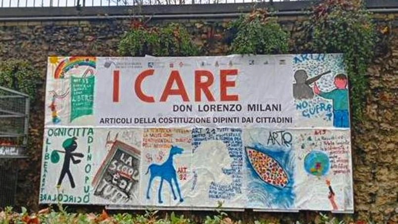 Un manifesto sulla Costituzione affisso in viale Strozzi a Firenze 