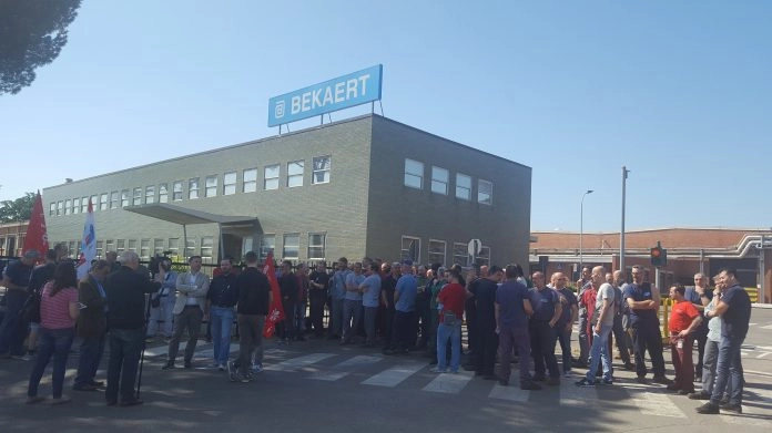 I lavoratori della Bekaert davanti allo stabilimento