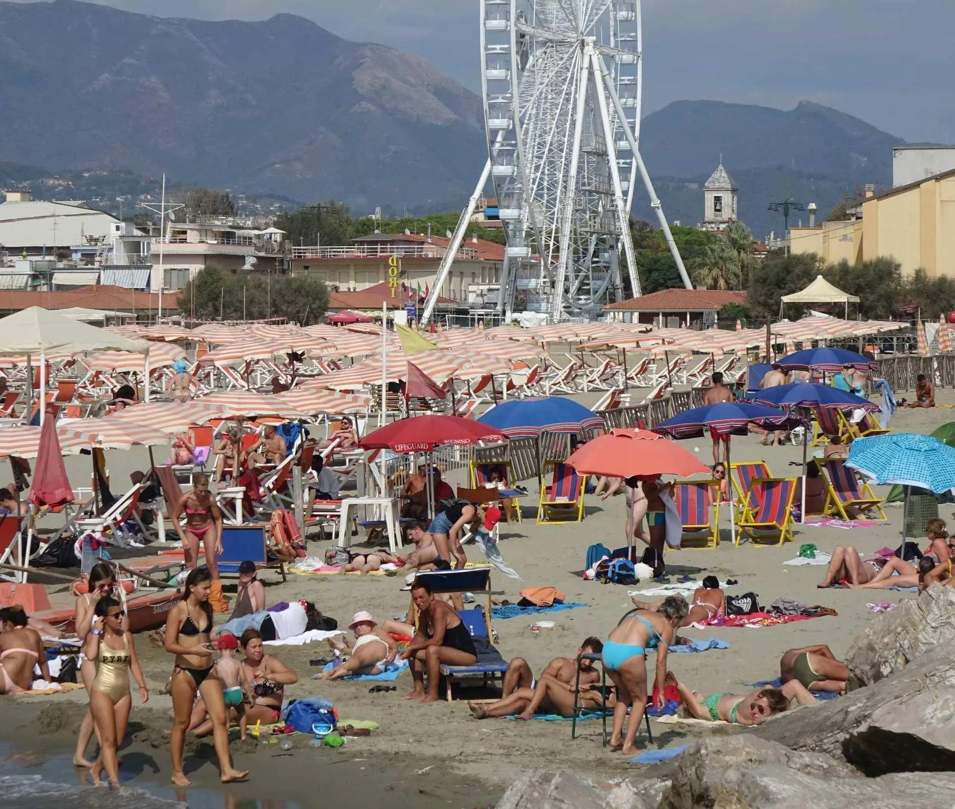 La spiaggia del Lungomolo Affidata al bagno "Flora"