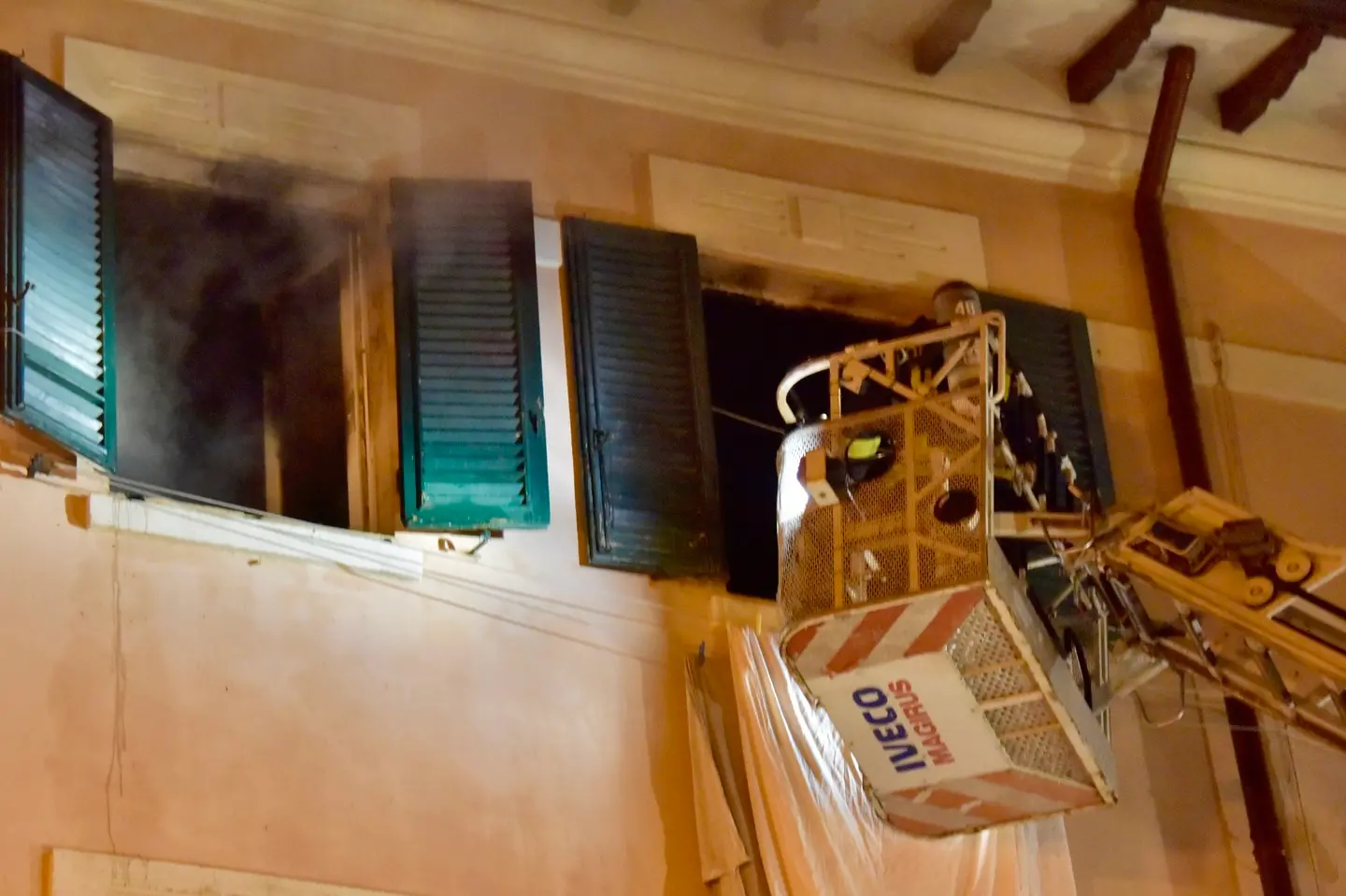 Incendio nella notte in un'abitazione, salvi madre e figlio. Muore il gatto di famiglia