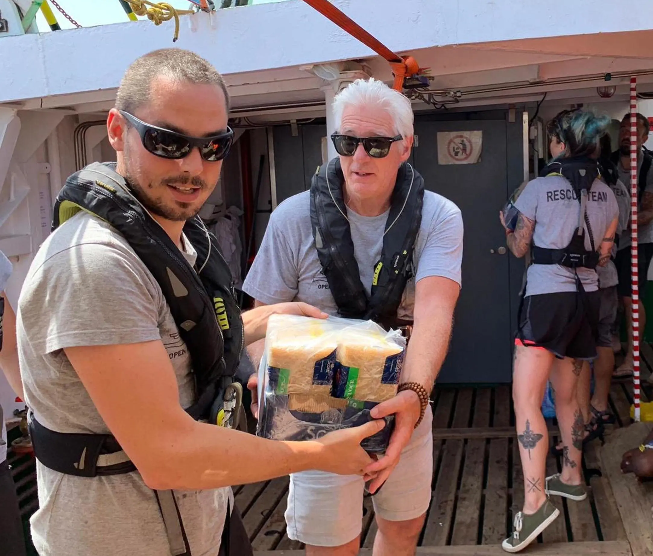 Richard Gere al Giglio sul motoscafo di lusso e la Rete si infiamma
