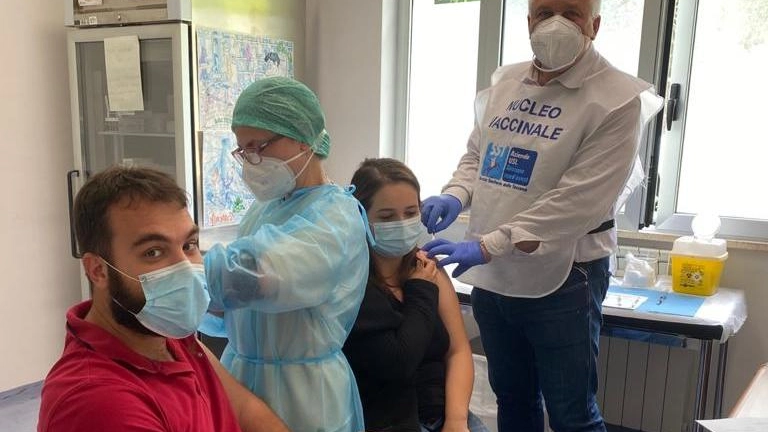 Giulia Gavarini e Marco Bertacchini mentre vengono vaccinati a Pontremoli