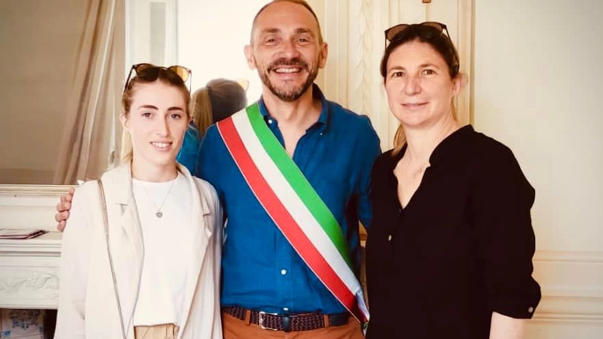 Il sindaco di Campi Bisenzio Emiliano Fossi con le due mamme (da profilo facebook Fossi)