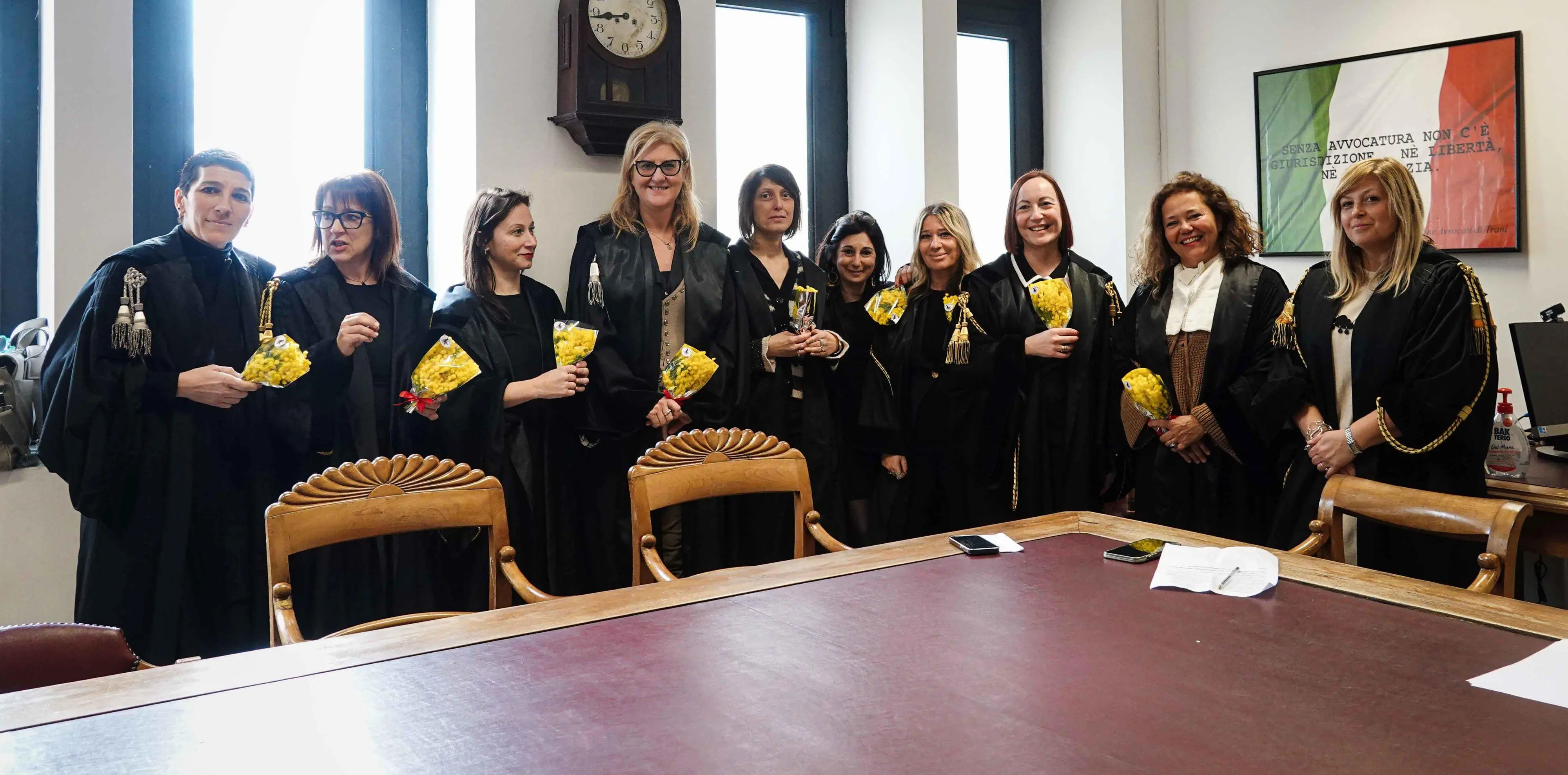 Abbraccio alle toghe perseguitate Flash mob delle donne avvocato Corso  contro la discriminazioni
