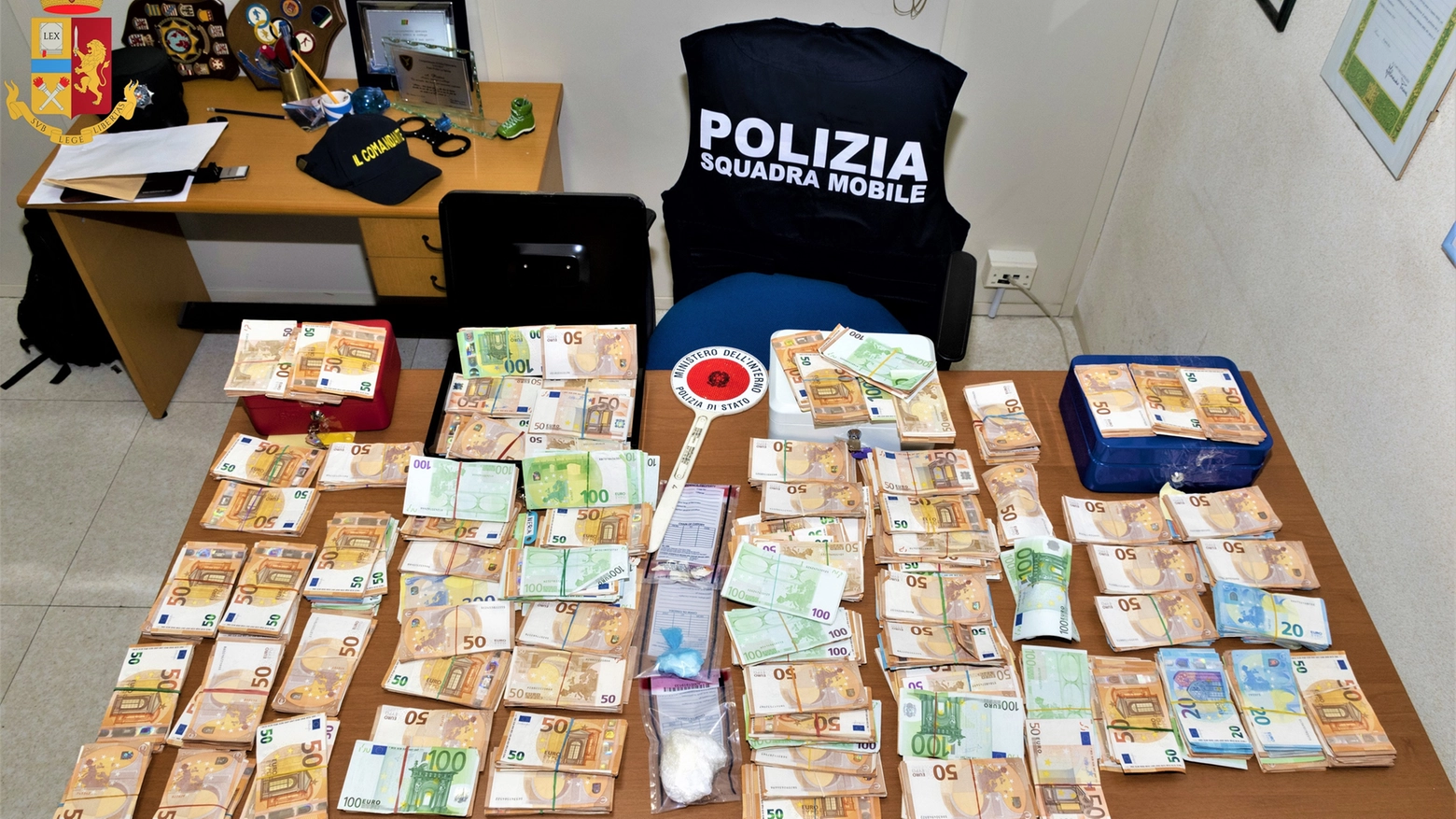 Cocaina e soldi sequestrati dalla polizia Cocaina e soldi sequestrati dalla polizia