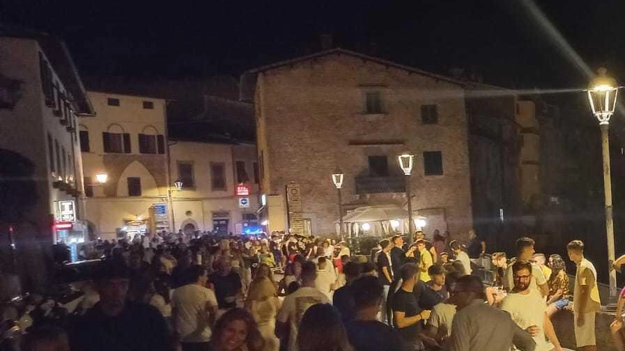 Le ondate della movida scuotono la città e alimentano le polemiche Le ondate della movida scuotono la città e alimentano le polemiche