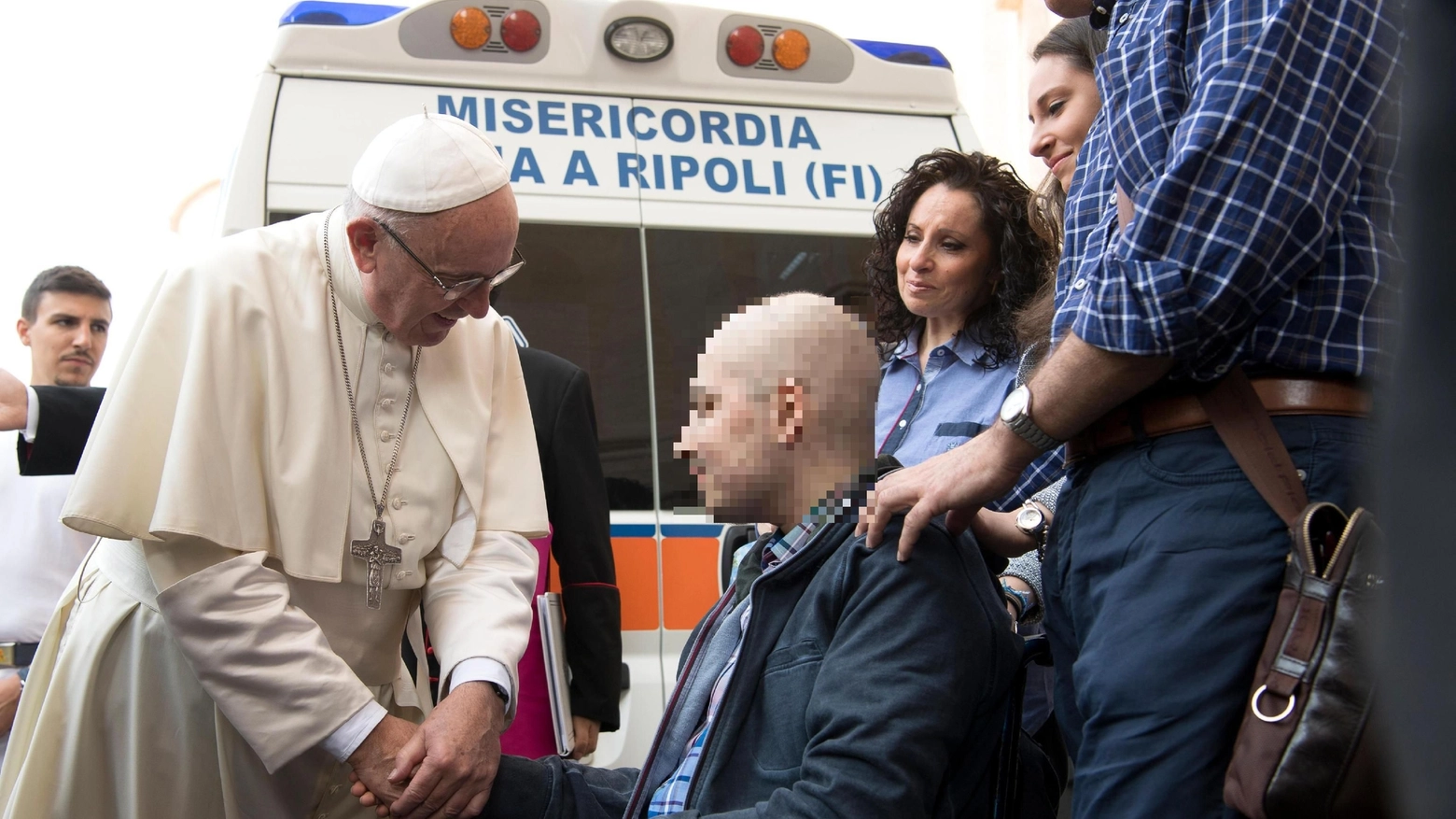 Papa Francesco incontra e cresima ragazzo malato ricoverato al Meyer (foto Ansa)