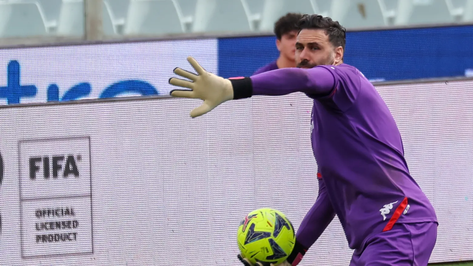 Salvatore Sirigu durante l'allenamento con il Serravezza Salvatore Sirigu durante l'allenamento con il Serravezza