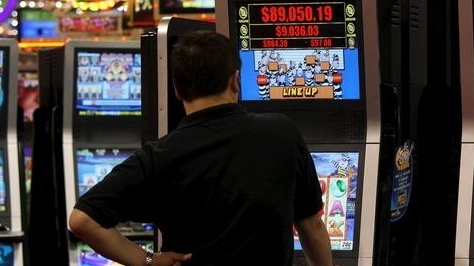 Un giocatore su una slot machine (foto di repertorio)