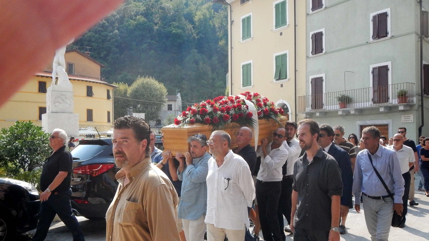Il funerale di Tonacci a Seravezza