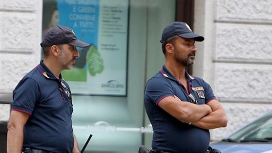 Commerciante-detective Indica il ladro alla polizia Commerciante-detective Indica il ladro alla polizia
