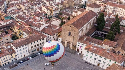 La partenza della mongolfiera da piazza del Carmine (Foto "Firenze Mongolfiere")