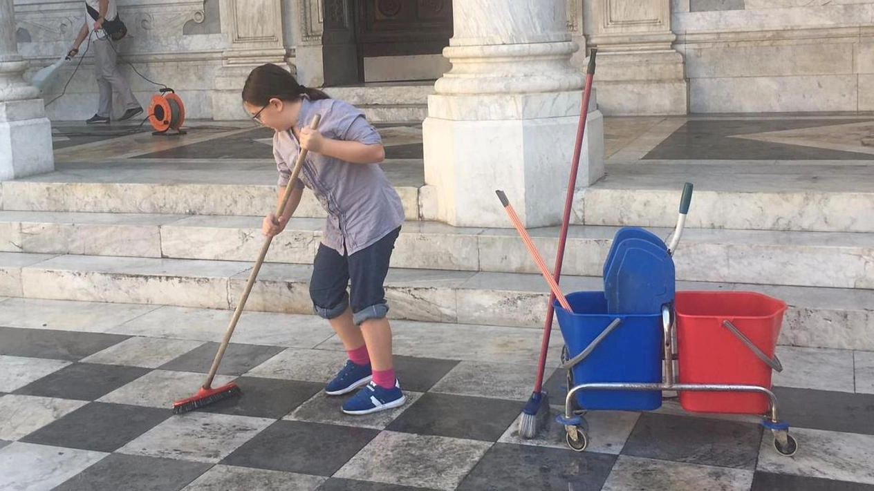 I bambini del catechismo hanno pulito la scalinata davanti al Duomo dalla sporcizia lasciata dai frequentatori della movida