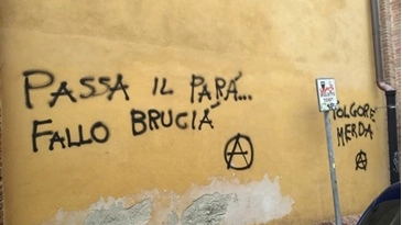 Le scritte sui muri in via Santa Caterina