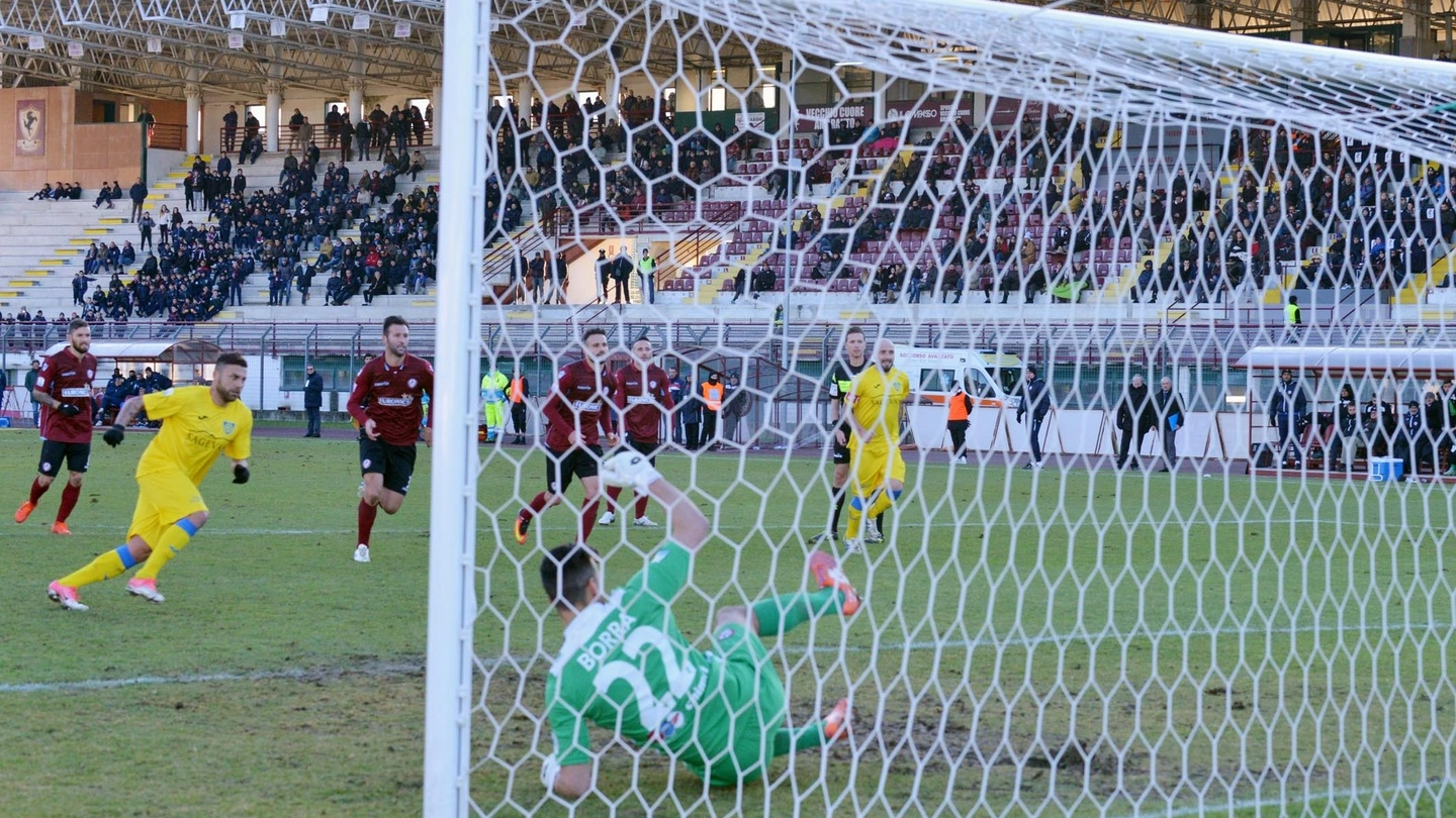 Arezzo-Carrarese 1-1, il rigore realizzato da Tavano